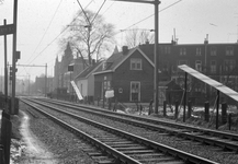 20003 Gezicht op de Oosterspoorweg te Utrecht, met de wachterswoningen bij de spoorwegovergang in de Trompstraat / ...